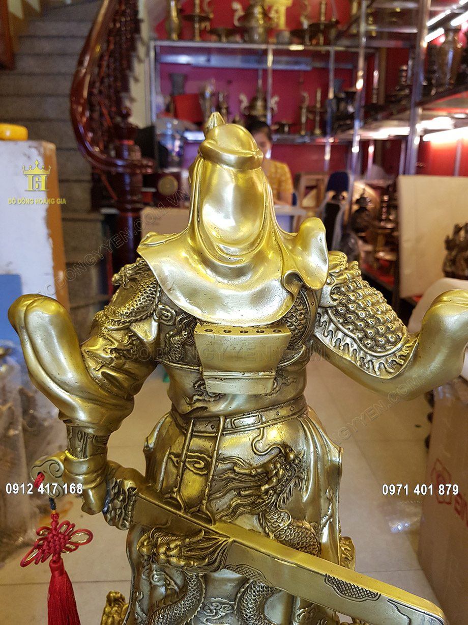 Từng đường n&eacute;t đều được chạm khắc v&ocirc; c&ugrave;ng tỉ mỉ bởi đ&ocirc;i b&agrave;n tay t&agrave;i hoa của c&aacute;c nghệ nh&acirc;n
